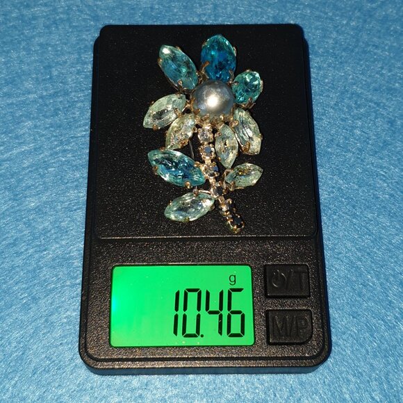 Gorgeous Vintage Mid-Century Blue Rhinestone Silver Tone Flower Brooch - Picture 9 of 11